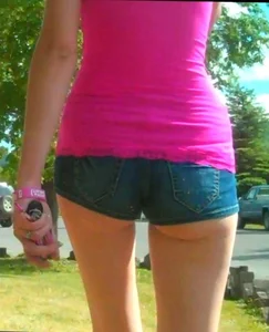 Skinny babe in denim shorts with a nice gap showing ass cheeks