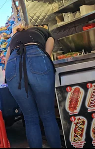 Prime latina vendor in tight Jeans. (GIF)(bonus short cap)
