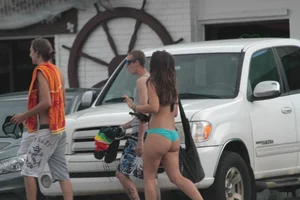 Even more hot and sexy bikini babes in Florida