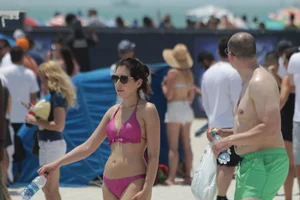 Candid Florida beach and bikini girls