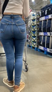 Petite latinas got nice shaped ass in jeans