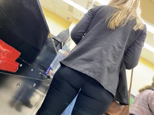 Hottt blonde milf got a nice ass.