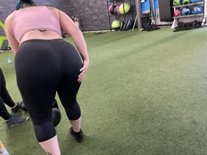 Gym PAWG Pt2 (nike pro leggings, juicy booty(oc))