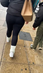 A few peaches🍑 in tight leggings, slight vpl and a jiggle