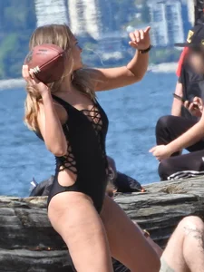 Swimsuit blondie with nice ass playing with a ball at the beach [090]