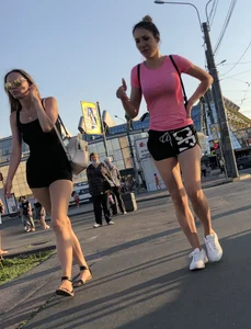 Hot Chicks in Shorts Photos