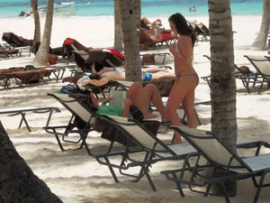 Bikini babe at the beach with nice tits and ass