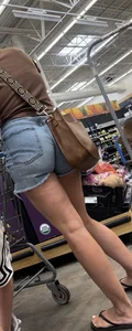 Milf in shorts catches on to me