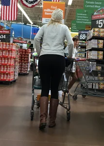 Walmart blonde whooty shopping in black leggings with vtl