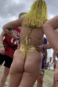 BIG SLUTTY BARE BOOTY! Bonus ugly girl crotch shot
