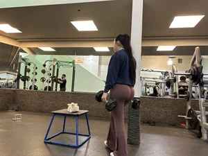 Latina in leggings w/ VTL + bonus caps