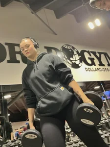 Thick booty working out at the gym in black leggings