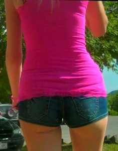 Skinny babe in denim shorts with a nice gap showing ass cheeks