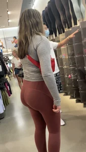 outrageously fat ass on this lulu employee