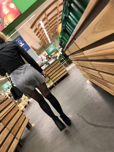 Hot candid chick wearing a skirt and pantyhose buying groceries creepshot