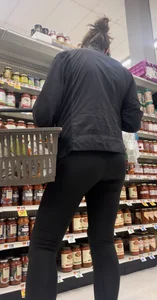 Sexy pregnant women with a nice ass & cameltoe