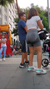 Joven Milf con un shorts dónde se puede apreciar el gran culo que tiene
