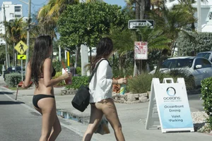 Even more hot and sexy bikini babes in Florida