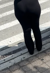 Black Queen with the YAMS in leggings at the airport ( OC , GIFs)