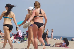 3 sexy girls with nice asses walking on the beach in bikinis