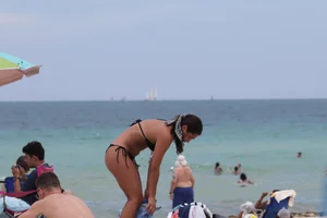 Candid Florida beach and bikini girls