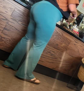 Third time capping this big ass milf in flared leggings
