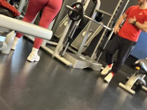 Extremely juicy phat ass in gym