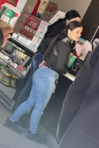 (OC) 2 Latina friends in tight jeans
