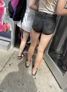 Hot teen ass and legs in short shorts