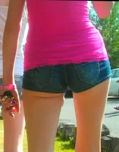 Skinny babe in denim shorts with a nice gap showing ass cheeks