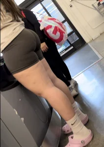 Amazing pawg  at the Self Check out