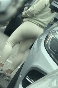 THICK ASS LATINA VPL IN LEGGINGS😍