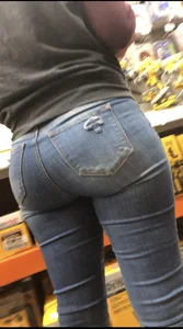 Plump booty in jeans