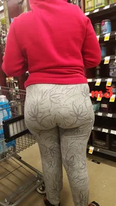 Ebony babe with a big booty in grey leggings