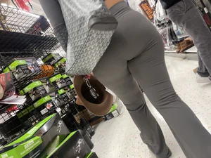 Latina in grey leggings - FIRST POST🍑