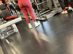 Extremely juicy phat ass in gym
