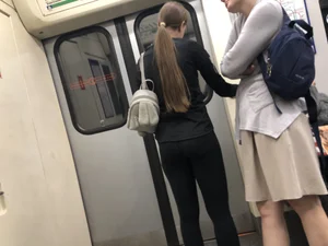 VPL subway teen wearing leggings