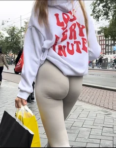 Hot bubblebutt with a jiggle in thight leggings