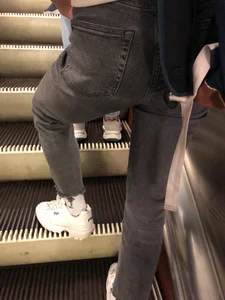 Nice Candid Ass in Grey Jeans on a Subway Escalator Closeups