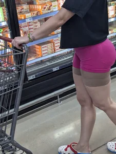 Latina mami w/ amazing bubble in pink shorts