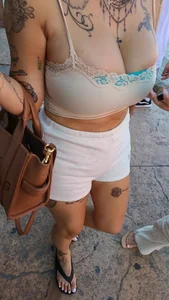 Cleavage mix at cruise port (OC)