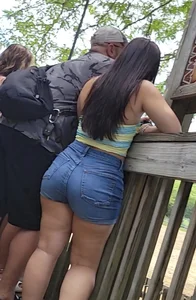 Thick latina at the zoo (OC)