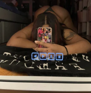 Chubby girl's mirror selfies
