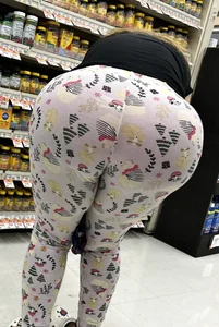 BBL squatting and bending in grocery store‼️