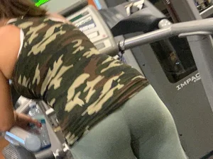 Couple babes at the gym in leggings with nice asses