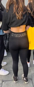Tight booty in black gymshark leggings & croptop