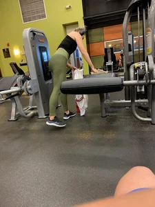 Girl working out with a nice ass in green leggings