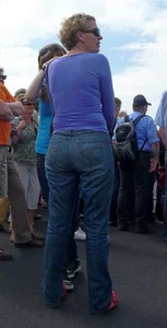 Candid milfs wearing tight jeans street creepshots