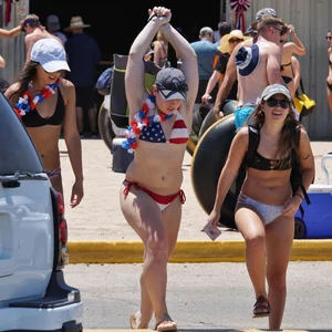 Sexy bikini girls