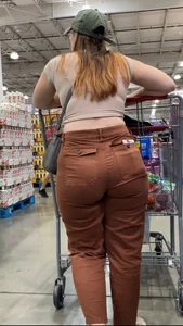 Pawg eating up them jeans